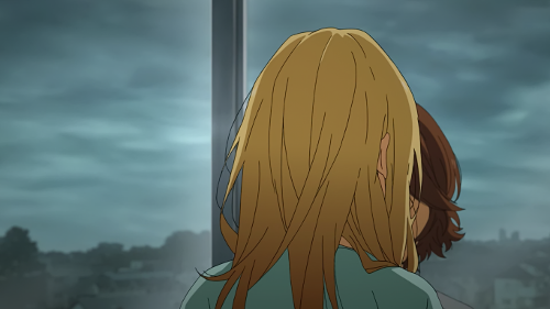 Image of Kaori with her back turned at the hospital